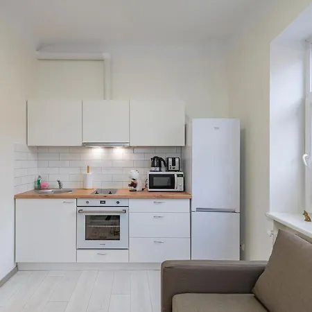 Historical Oldtown Charm With Modern Comfort By Polo Apartment