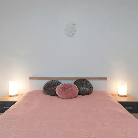 아파트 Historical Oldtown Charm With Modern Comfort By Polo *