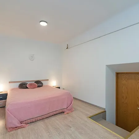 Historical Oldtown Charm With Modern Comfort By Polo Apartment